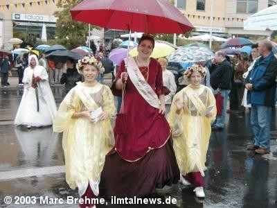 Ich bin in dem weisen Kleid mit Kapuze zusehen.