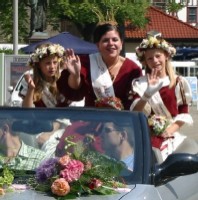 Kranichfelder Rosenk&ouml;nigin 2002-2004 Daniela mit Blumenm&auml;dchen Lisa & Marlene