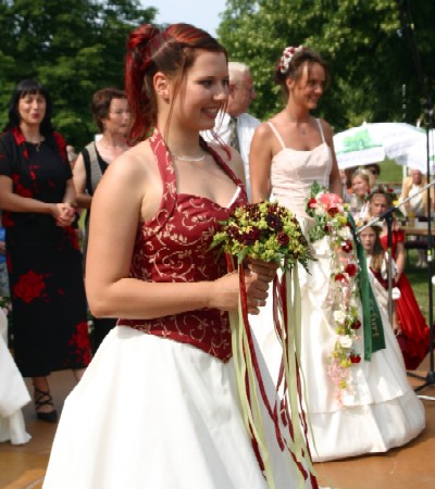 Alle Jurymitglieder und die ega-Rosenk&ouml;nigin 2002/2003 waren auf die B&uuml;hne gekommen.